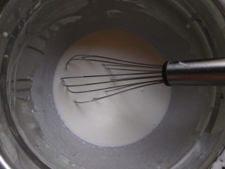 可可麻薯夹心软欧, 面团发酵期间 我们来做麻薯，将玉米淀粉和糯米粉以及糖粉倒在盆子里，然后将牛奶倒入盆子中，用蛋抽将它们搅拌均匀