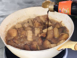 冻豆腐炖冬瓜,开盖后拌匀，淋入生抽，放入味精拌匀