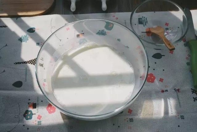 奇亚籽水果布丁,把酸奶和牛奶倒在碗里充分搅拌
（跟嗨姨一样没有搅拌机的孩子就靠手臂吧）