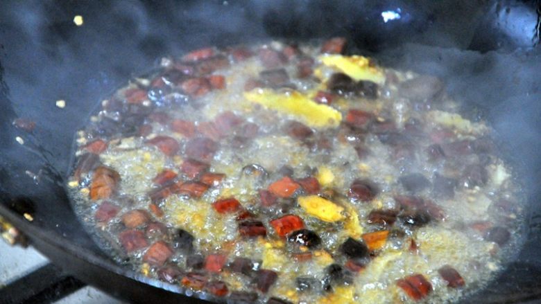 孜然土豆条,.锅中倒入适量水，小火煮一下，把辣椒的味煮出来。