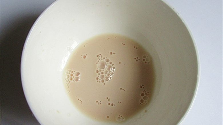 维尼豆沙馒头,酵母粉放入温水搅匀放置5分钟，下面就要给大家详细的介绍一下和面三光不粘盆的技巧了