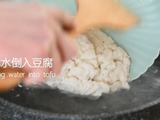豆腐最嫩滑的吃法——翡翠豆腐羹,沸水倒入豆腐