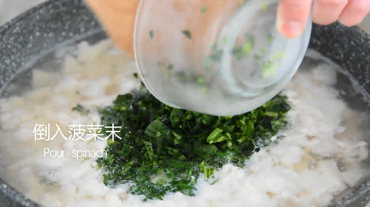 豆腐最嫩滑的吃法——翡翠豆腐羹,倒入菠菜末