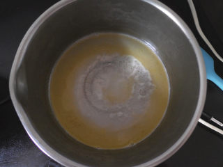 鲜奶雪路面包,面包在发酵的时候，我们来做面包表面装饰用的泡芙馅，先将黄油和水到在锅子内 煮沸