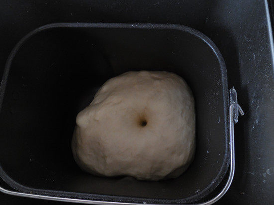 鲜奶雪路面包,面包发酵好后 我们手指沾上干粉在中间戳个洞，洞口不回缩 四周不塌陷 即为发酵成功