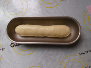 鲜奶雪路面包,做好的面团 收口处朝下。放入学厨的热狗模具中。