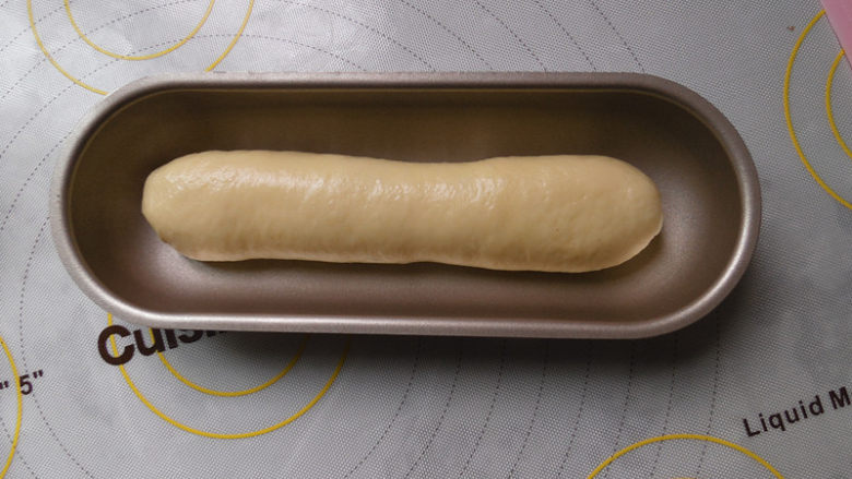 鲜奶雪路面包,做好的面团 收口处朝下。放入学厨的热狗模具中。