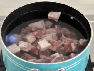 罗宋汤,牛腩切小块，差不多2至3厘米左右，放入小锅中，倒入冷水，煮开后捞出备用 。