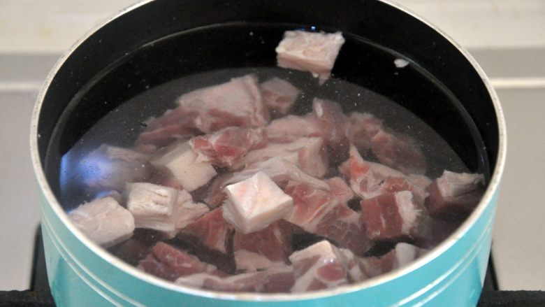 罗宋汤,<a style='color:red;display:inline-block;' href='/shicai/ 218'>牛腩</a>切小块，差不多2至3厘米左右，放入小锅中，倒入冷水，煮开后捞出备用 。