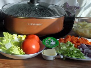 罗宋汤,启动电热锅的电源，小火闷煮30分钟左右，这时准备其它的食材。