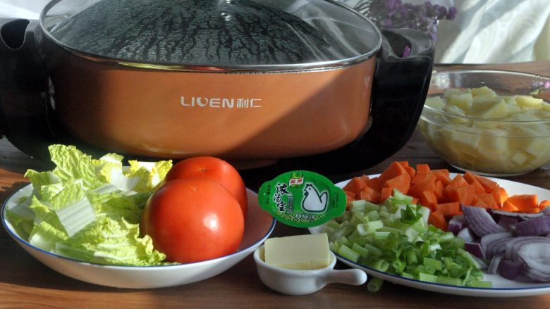 罗宋汤,启动电热锅的电源，小火闷煮30分钟左右，这时准备其它的食材。