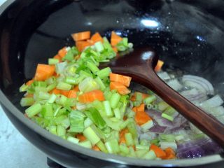 罗宋汤,放入芹菜和胡萝卜。