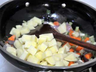罗宋汤, 倒入土豆块，继续翻炒。