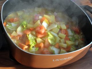 罗宋汤,将炒过的菜，倒入电热锅中。