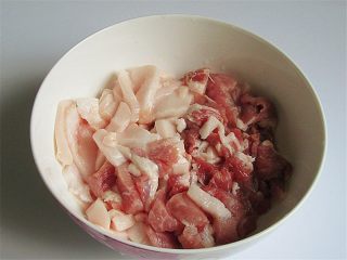 鸳鸯蒸饺 ,准备好肥瘦比例为2:8的猪肉，清洗干净后切成小肉片或肉条