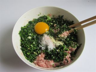 鸳鸯蒸饺 ,把荠菜末、葱末、鸡蛋、盐、鸡精、胡椒粉放进肉泥碗里