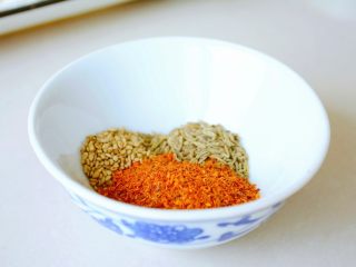 【孜然杏鲍菇】PK烧烤金针菇，完胜~,准备辣椒粉，孜然，和芝麻~
辅料全部可多可少，味道全屏你自己的喜好~