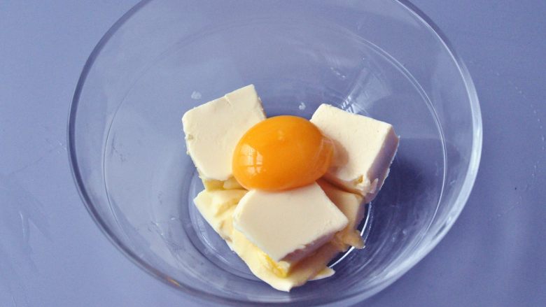 迷你轻乳酪蛋糕,软化<a style='color:red;display:inline-block;' href='/shicai/ 48598'>奶油奶酪</a>后，分三次加入蛋黄。