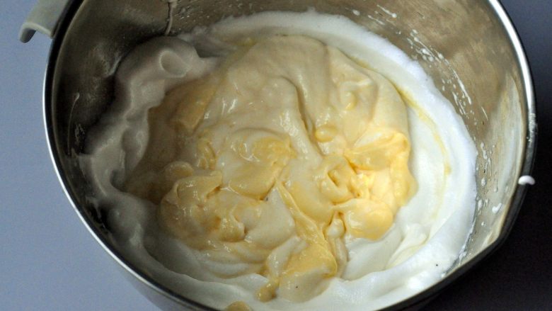 迷你轻乳酪蛋糕,将混合后的奶酪糊全部倒入蛋白霜中。