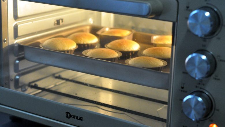 迷你轻乳酪蛋糕,放入提前预热好的烤箱，150度 45分钟。