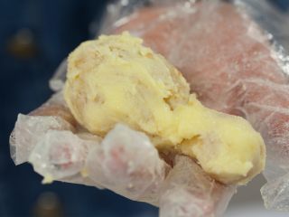 愚人节鸡腿蛋糕,取出固定成型的鸡腿，将裸露在外面的“鸡腿”部分均匀地抹上一层奶油霜。