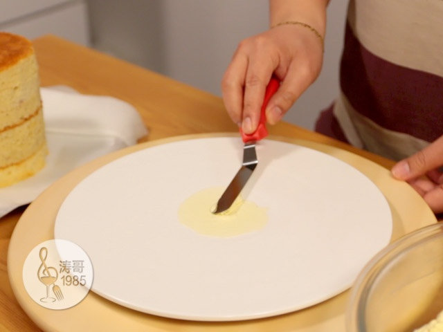 基础滴落蛋糕，可以做出无限种高大上的造型,1、先用蛋糕小抹刀在一个平面圆盘中心抹一点瑞士奶油霜，这是为了固定蛋糕