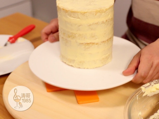 基础滴落蛋糕，可以做出无限种高大上的造型,13、然后把蛋糕放进冰箱的保鲜层冷藏20分钟