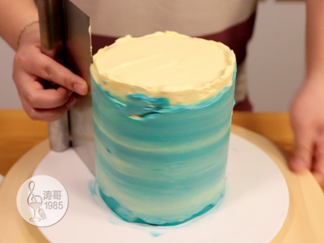 基础滴落蛋糕，可以做出无限种高大上的造型,21、紧贴着蛋糕侧面不要动，只是旋转蛋糕转台，使蛋糕转动，刮板不动，直到蛋糕表面平整就可以了