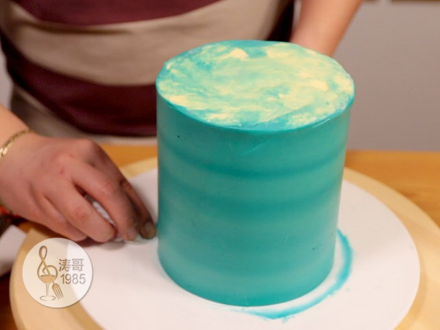 基础滴落蛋糕，可以做出无限种高大上的造型,23、蛋糕抹好面后用纸巾把盘子擦干净