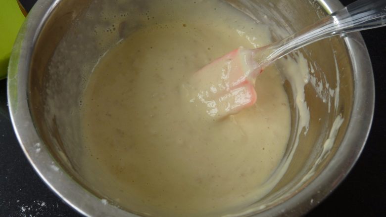 燕麦香蕉卷,把香蕉奶液注入面粉内，加两匙的山茶油，拌至均匀