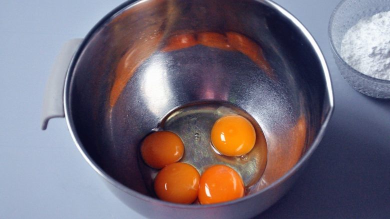 蛋黄饼干, 取1个鸡蛋与3个<a style='color:red;display:inline-block;' href='/shicai/ 15'>蛋黄</a>，放入无油无水打蛋盆中，鸡蛋都用常温的。