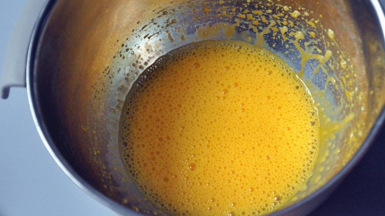 蛋黄饼干,为了更好的打发蛋液，在打蛋盆底下坐一盆温水，分三次加入细砂糖打发，鱼眼状加入第一次。