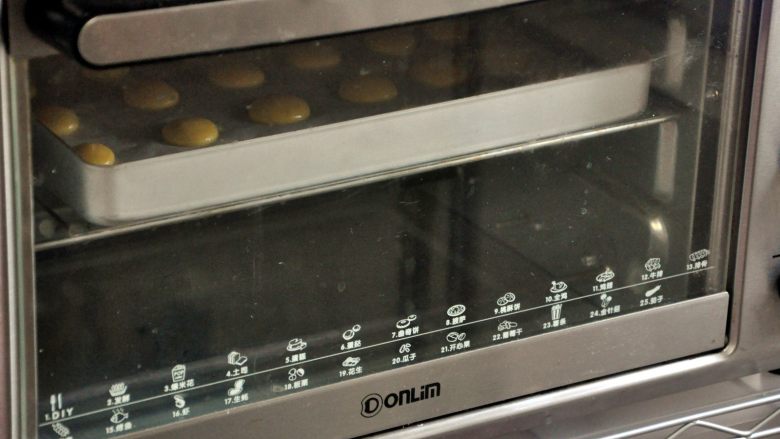 蛋黄饼干,放入提前预热好的烤箱165度13分钟。（我挤的是小圆，温度与时间不宜过高过长，烤箱温度根据自家烤箱脾气而调整，第一次烤时盯着烤箱，表面上色即