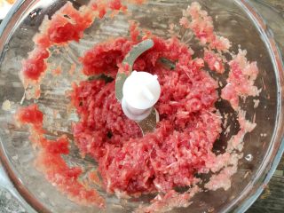 莲藕胡萝卜肉蛋卷,里脊肉切成小块翻入料理机里打成肉末，也可以用刀剁碎。