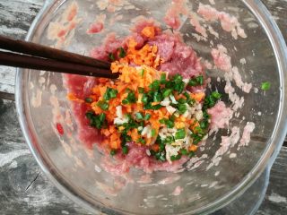 莲藕胡萝卜肉蛋卷,加入胡萝卜、莲藕、葱花拌均匀。