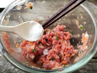 莲藕胡萝卜肉蛋卷,加入少许食盐。