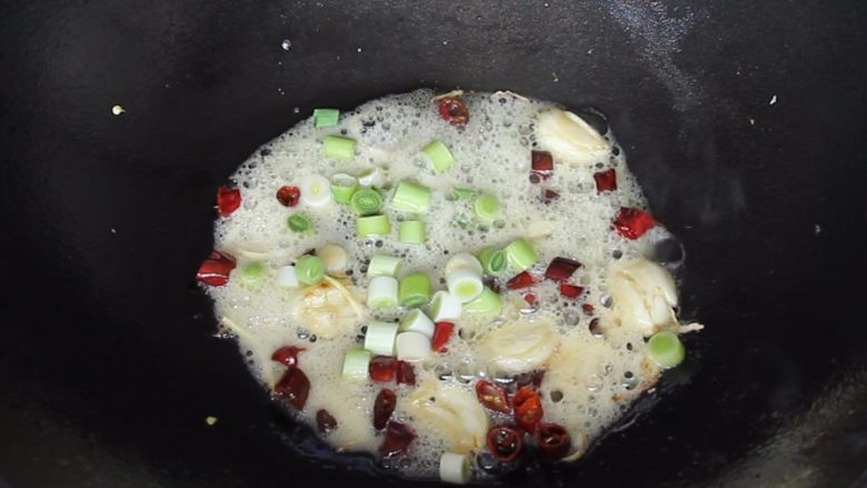 干锅花菜,盛出五花肉后放入生姜、大蒜、干辣椒青蒜白炒香