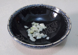 蒜香仙菇荷兰豆 ,<a style='color:red;display:inline-block;' href='/shicai/ 2794'>大蒜</a>去皮，剁成茸