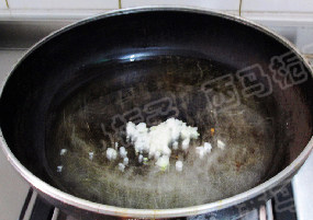 蒜香仙菇荷兰豆 ,锅中注油，爆香蒜碎