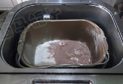 巧克力奶吐司煎蛋 ,除黄油外，将所用的食材放入面包机桶中