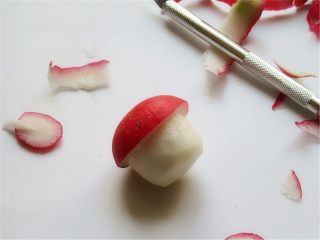 趣味吃蛋法,把下半边萝卜皮部分全削掉，削成蘑菇尾巴