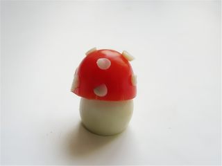 趣味吃蛋法,把挖好的圣女果放在鹌鹑蛋上，圣女果做蘑菇帽，上面再用吸管扣几个蛋白小点装饰一下，这样的小蘑菇更可爱呢