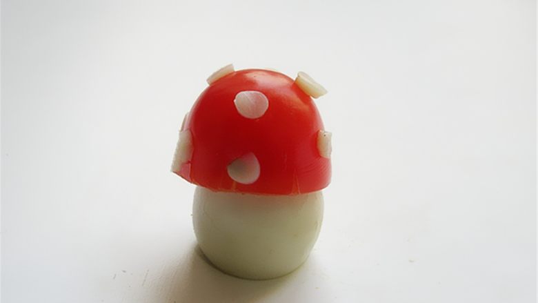 趣味吃蛋法,把挖好的圣女果放在鹌鹑蛋上，圣女果做蘑菇帽，上面再用吸管扣几个蛋白小点装饰一下，这样的小蘑菇更可爱呢