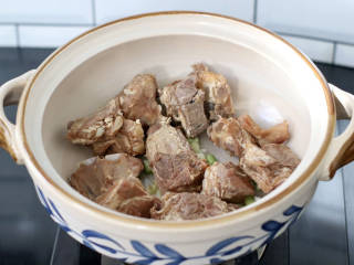排骨豆腐砂锅,砂锅铺上排骨。