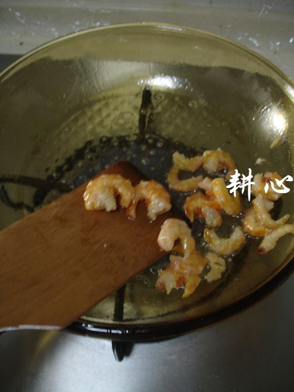 香菇炒松花菜,铲起虾米，待用。