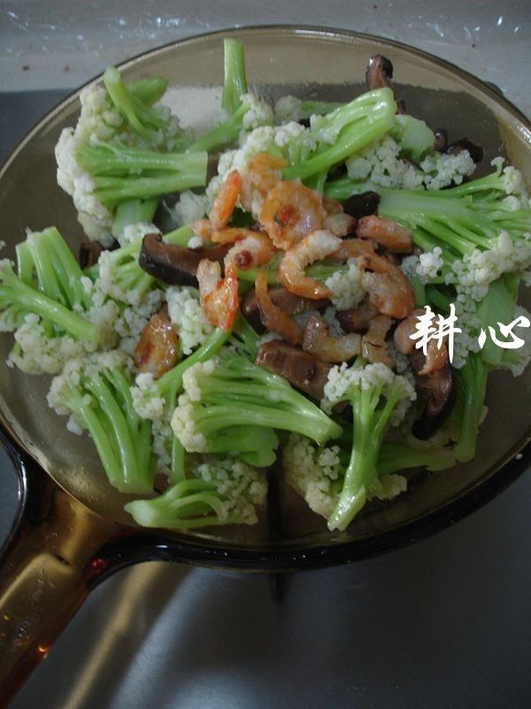 香菇炒松花菜,放入虾米，煸炒均匀。