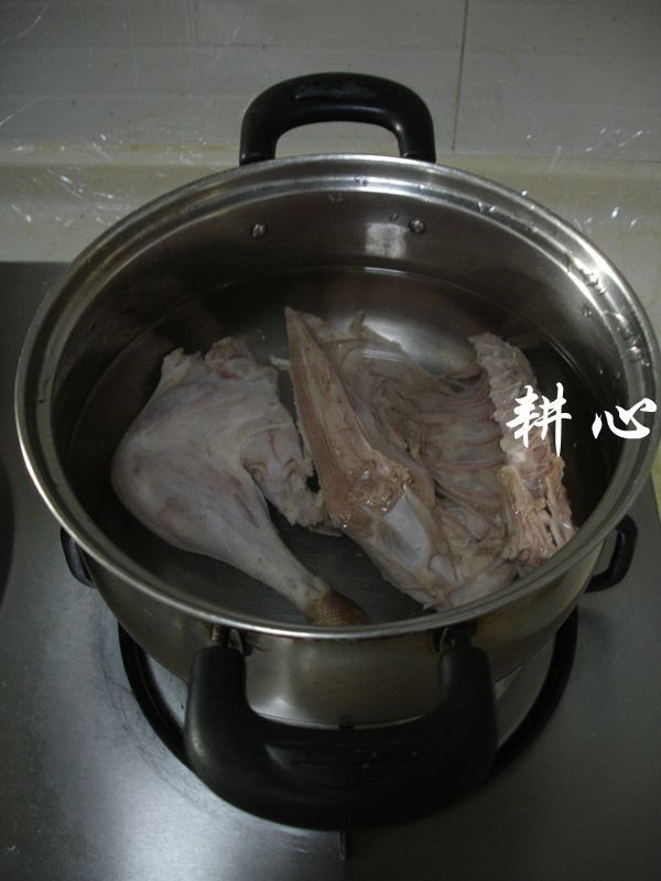 竹荪草鸭汤,重新放入煮锅中，一次性加足适量的清水。