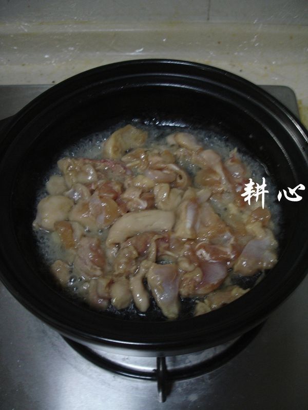 圣女果鸡肉煲,倒入少许清水，用筷子煸炒至鸡肉变色。