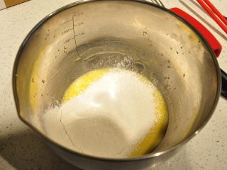 日式豆乳盒子蛋糕,低筋面粉过筛两次加入到蛋黄糊中。