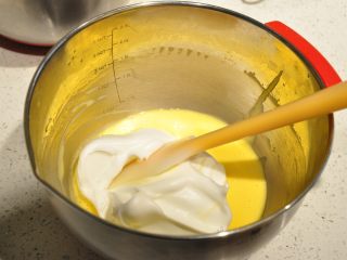 日式豆乳盒子蛋糕,将1/3的蛋白霜加入到蛋黄糊中。